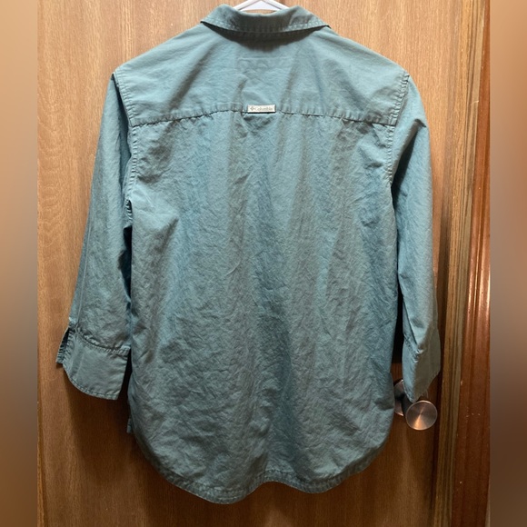 Women’s button up Columbia shirt - Picture 2 of 5